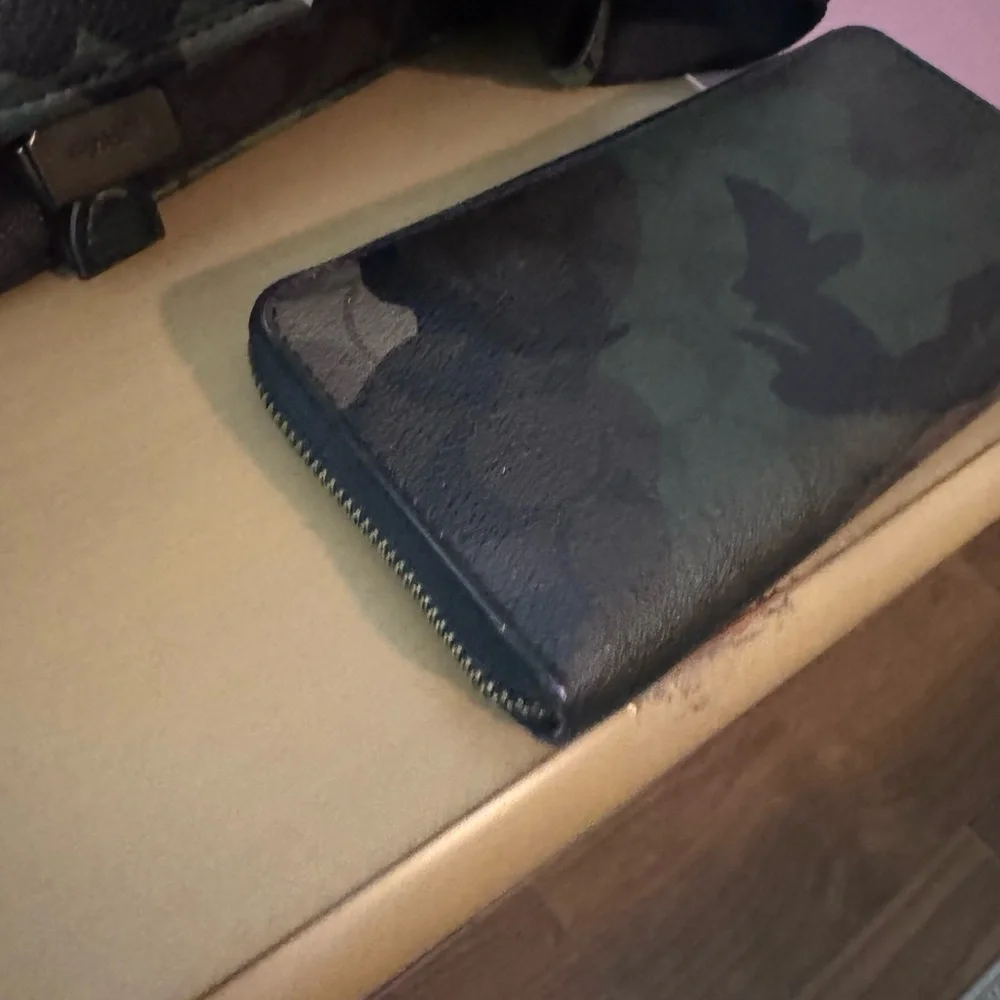 Coach Camouflage Messenger Bag and Coach Zippy Wallet - Picture 11 of 15